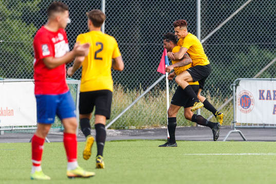 Örebro Syrianskas Basel Gorgis jublar
