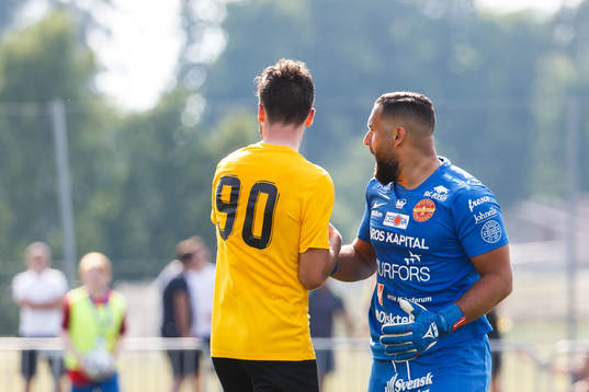 Örebro Syrianskas målvakt Dildar Caliskan jublar