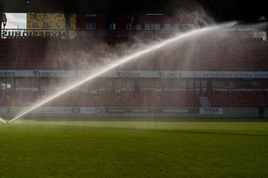 Vattenspridare före fotbollsmatchen i Superettan mellan