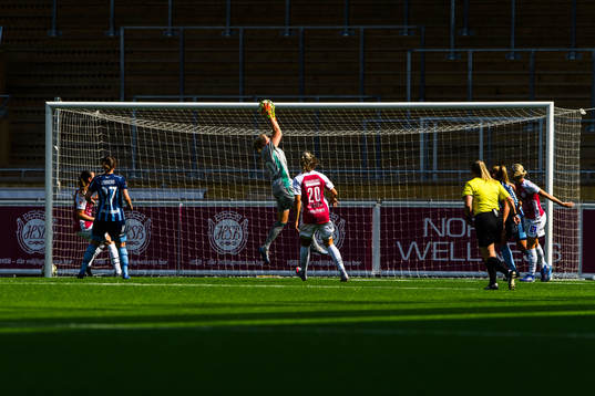 Djurgårdens målvakt Kathrine Østergaard Larsen