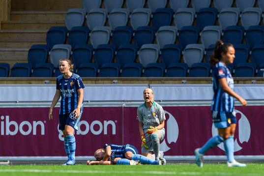 Djurgårdens målvakt Kathrine Østergaard Larsen reagerar