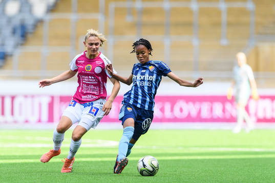 Uppsalas Angelina Thoreson och Djurgårdens Linda Motlhalo