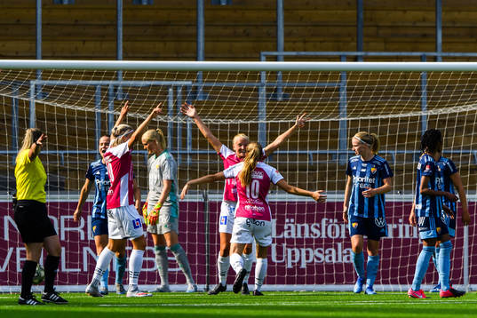Uppsalas Cassandra Korhonen jublar med Beata Olsson