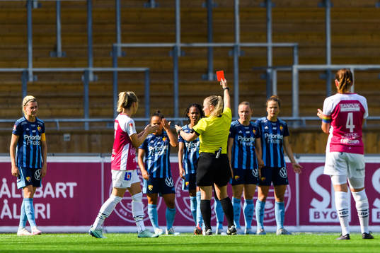 Djurgårdens Linda Motlhalo tilldelas en utvisning