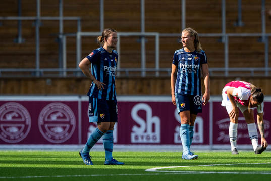 Djurgårdens Frida Boriero och Rachel Bloznalis  deppar