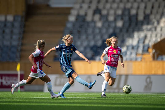 Djurgårdens Rachel Bloznalis och Uppsalas Beata Olsson