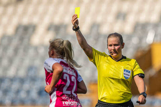 Domare Laura Rapp visar ett gult kort till Uppsalas Ida