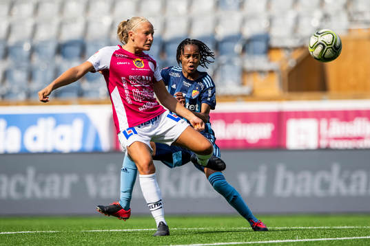 Uppsalas Cassandra Korhonen och Djurgårdens Linda Motlhalo