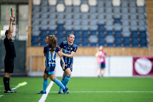 Djurgårdens Tilde Lindwall och Simone Edefall i ett byte