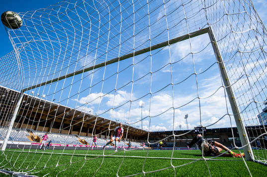 Uppsalas målvakt Emma Holmgren släpper in 0-1