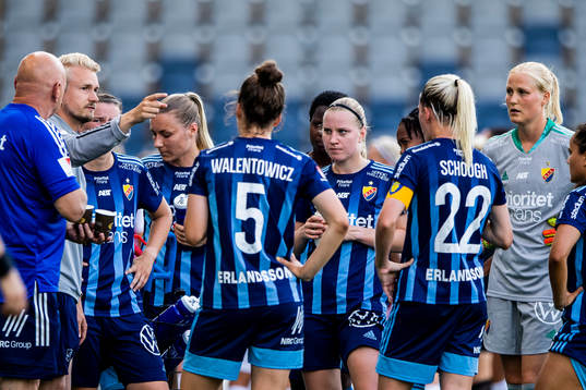 Djurgårdens tränare Pierre Fondin pratar med sina spelare