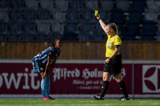 Djurgårdens Linda Motlhalo får ett gult kort av domare