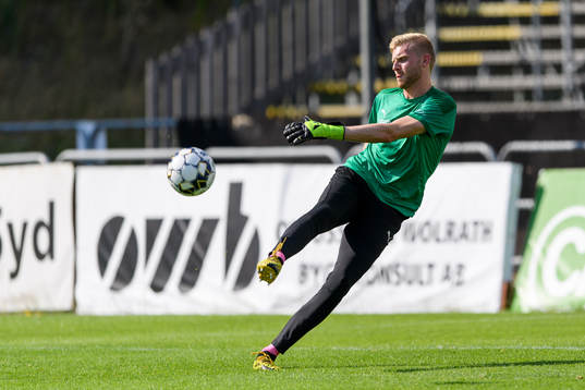 Jönköpings målvakt Anton Cajtoft före fotbollsmatchen i