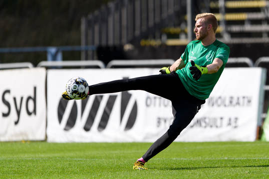Jönköpings målvakt Anton Cajtoft före fotbollsmatchen i