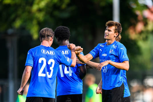 Halmstads Rasmus Wiedesheim-Paul jublar med lagkamrater