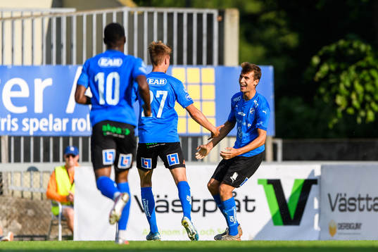 Halmstads Rasmus Wiedesheim-Paul jublar med lagkamrater