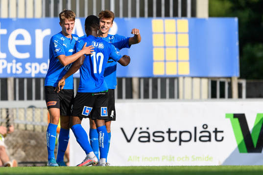 Halmstads Rasmus Wiedesheim-Paul jublar med lagkamrater