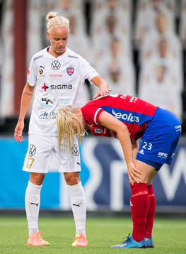 Rosengårds Caroline Seger tröstar Vittsjös Kajsa Lind