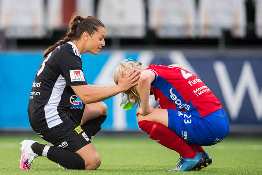 Vittsjös målvakt Sabrina D’Angelo tröstar Kajsa Lind