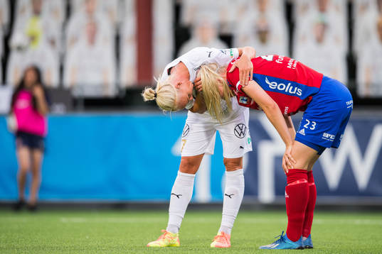 Rosengårds Caroline Seger tröstar Vittsjös Kajsa Lind