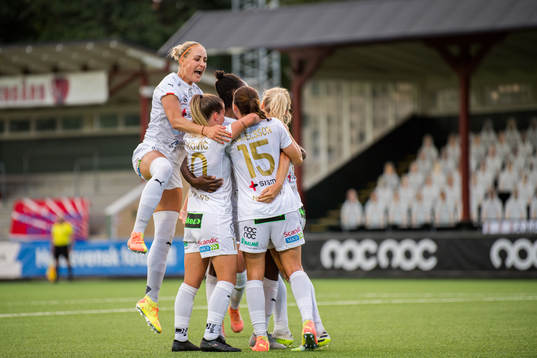 Rosengårds spelare med Sanne Troelsgaard hoppandes jublar