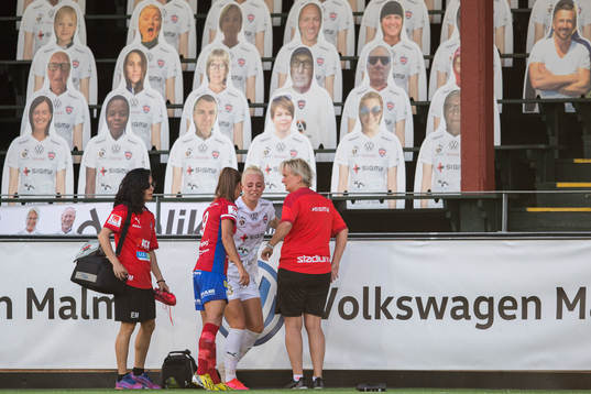 Rosengårds Sofie Svava lämnar planen skadad