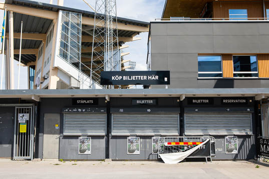 Stängda biljettluckor utanför Behrn Arena