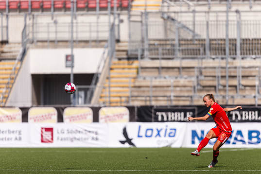 Örebros Frida Abrahamsson gör 1-0 från egen planhalva