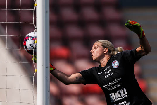 Eskilstunas målvakt Emelie Lundberg släpper in 1-0 av