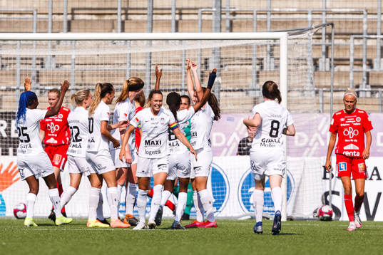Eskilstunas Loretta Kullashi jublar med lagkamrater