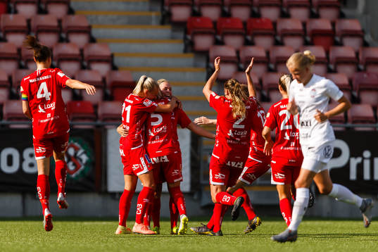 Örebros Heidi Kollanen jublar med lagkamrater