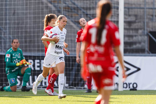 Eskilstunas Felicia Rogic hämtar bollen