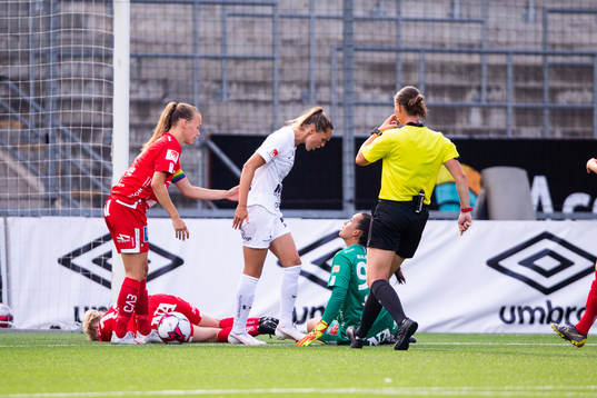 Eskilstunas Felicia Rogic reagerar på Örebros målvakt
