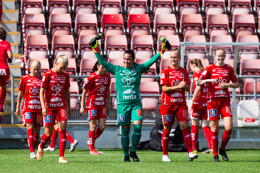 Örebros målvakt Mimmi Paulsson-Febo och lagkamrater på
