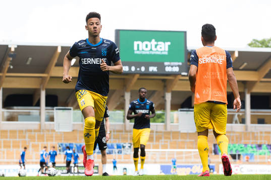 IFK Göteborgs Tobias Sana värmer upp
