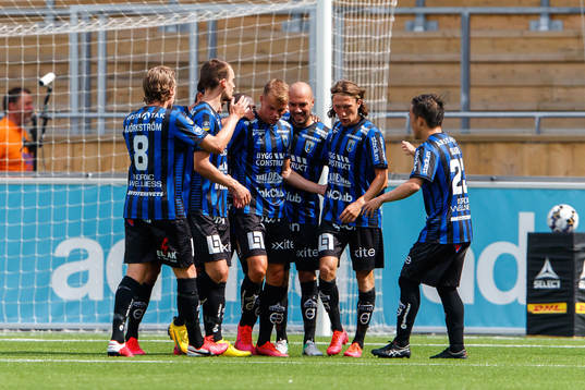 Sirius Elias Andersson jublar med lagkamrater