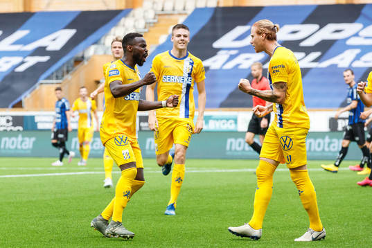 IFK Göteborgs Alexander Farnerud jublar med Nzuzi Toko