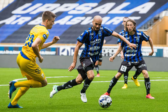 IFK Göteborgs Emil Holm utmanar Sirius Karl Larson