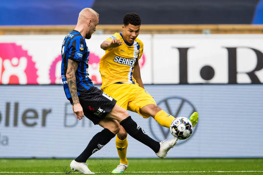 IFK Göteborgs Alexander Jallow ,ed ett inlägg förbi