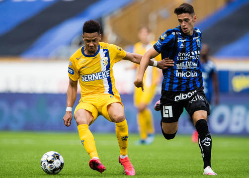 IFK Göteborgs Tobias Sana i kamp om bollen med Sirius