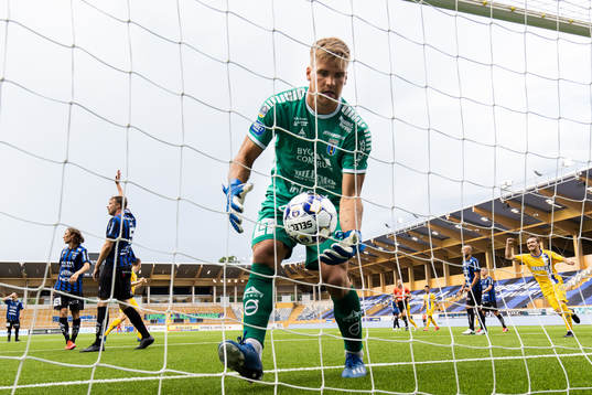 Sirius målvakt Lukas Jonsson plockar ut bollen ur mål