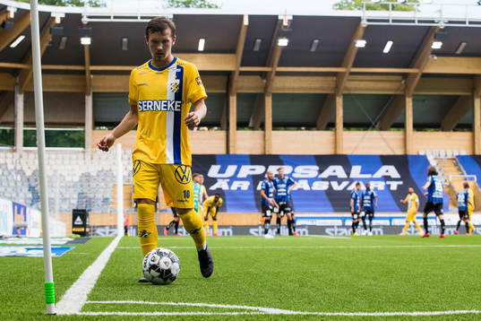 IFK Göteborgs Patrik Karlsson Lagemyr på väg att slå en