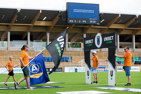 Flaggbärare gör entré innan fotbollsmatchen i