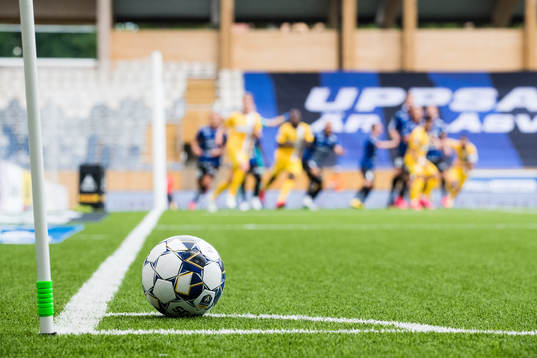 En boll ligger vid hörnflaggan
