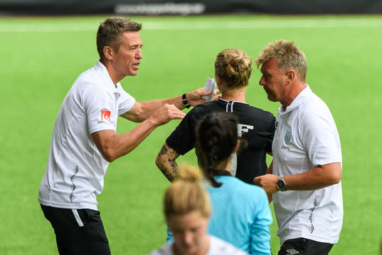 Göteborgs tränare Mats Gren ger instruktioner till