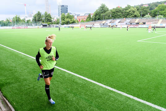 Göteborgs Stina Blackstenius värmer upp