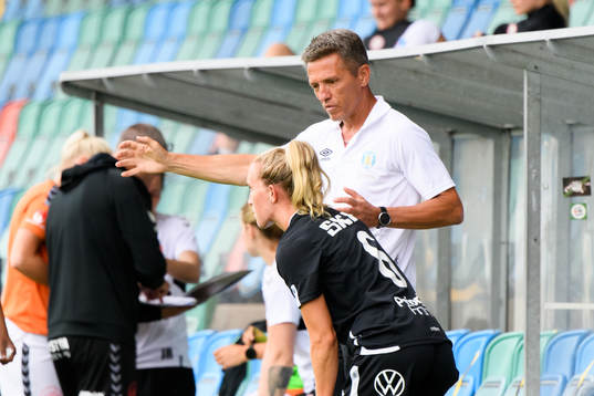 Göteborgs tränare Mats Gren ger instruktioner till