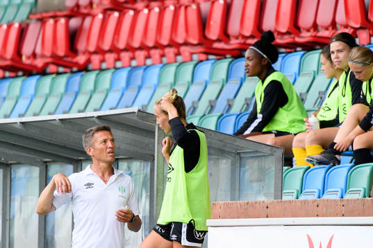 Göteborgs tränare Mats Gren pratar med Julia Roddar