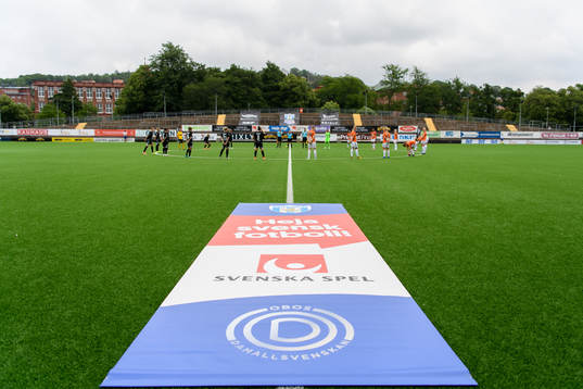 Det hålls en tyst minut innan fotbollsmatchen i