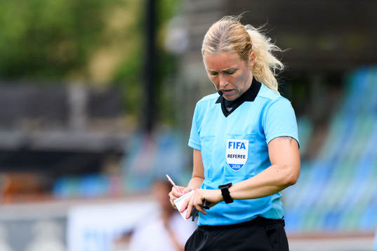 Domare Sara Persson tittar på sin klocka